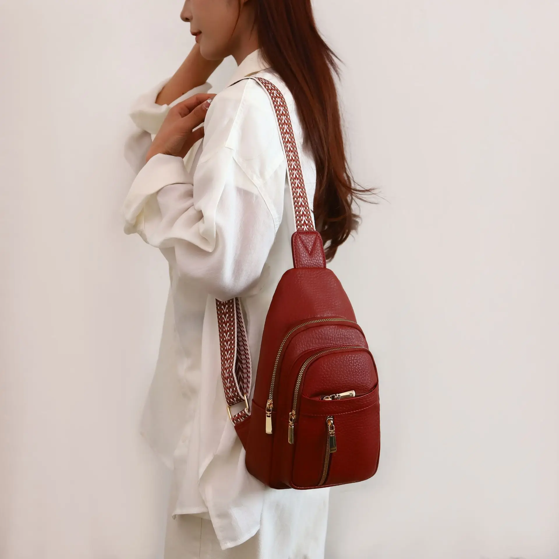 

Simple Casual Soft Leather Breast Bag Small Bag Women's Lightweight Messenger Bag Versatile