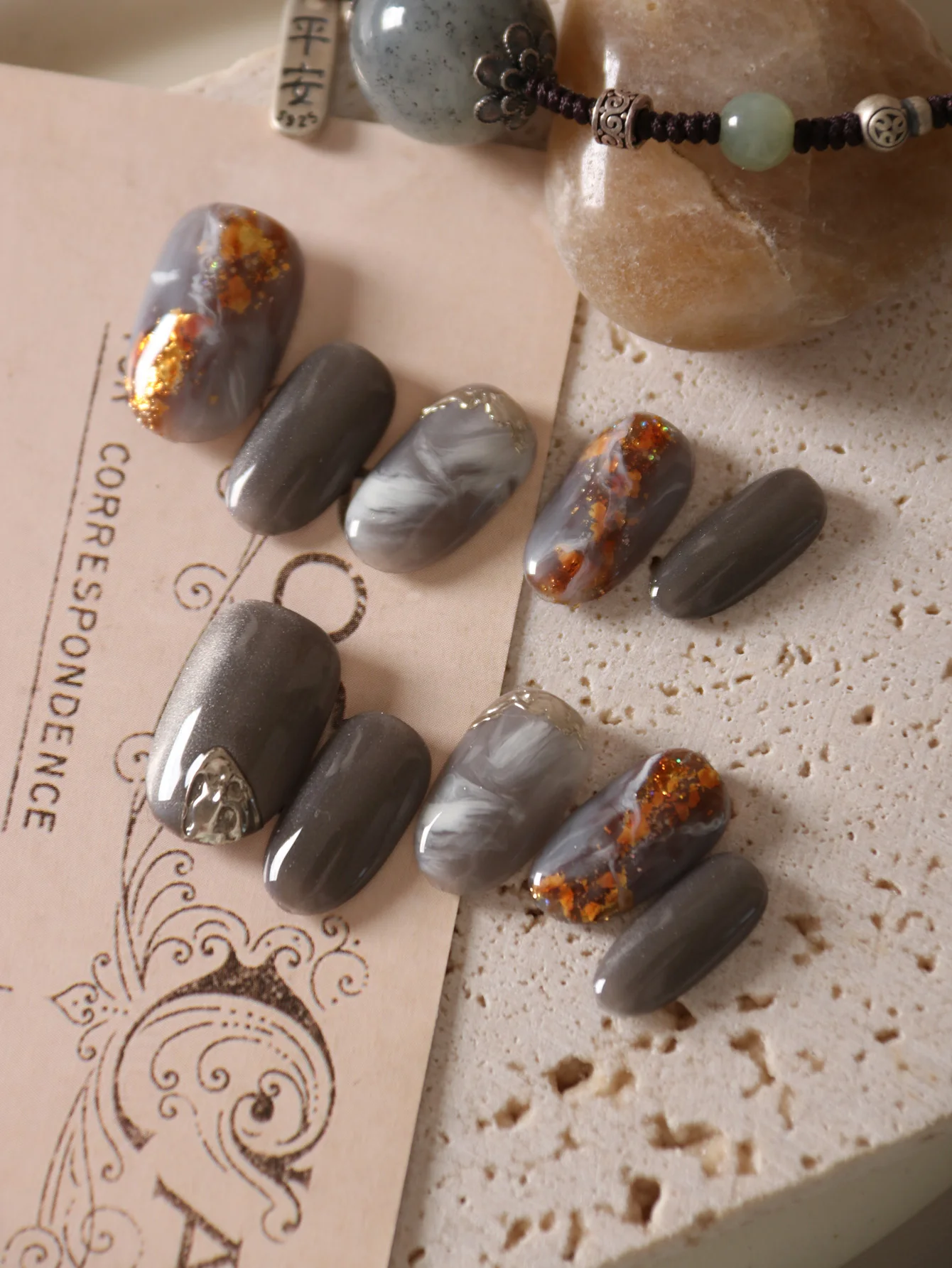 10 Stück kurze Acryl-Nägel zum Aufdrücken, schwarz-graue Halo-Kunstnägel, inklusive 1 Blatt Klebelaschen und 1 Stück Minifeile