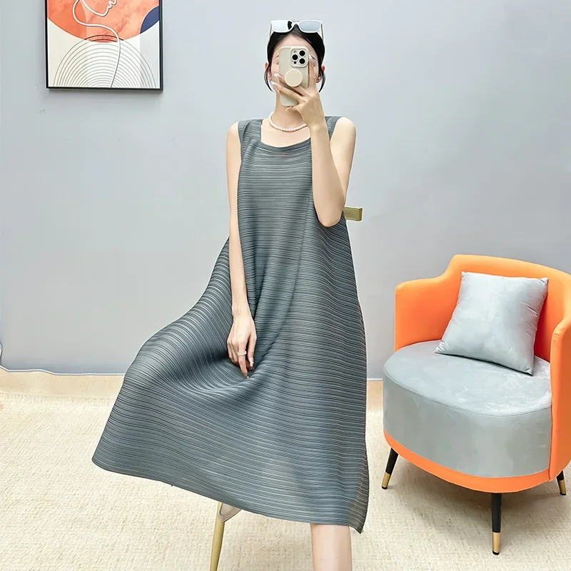 Pleats Dress Women 2024 Spring New High-end Design Sense Model Pleated Sleeveless Loose Temperament Solid Color Long Dresses