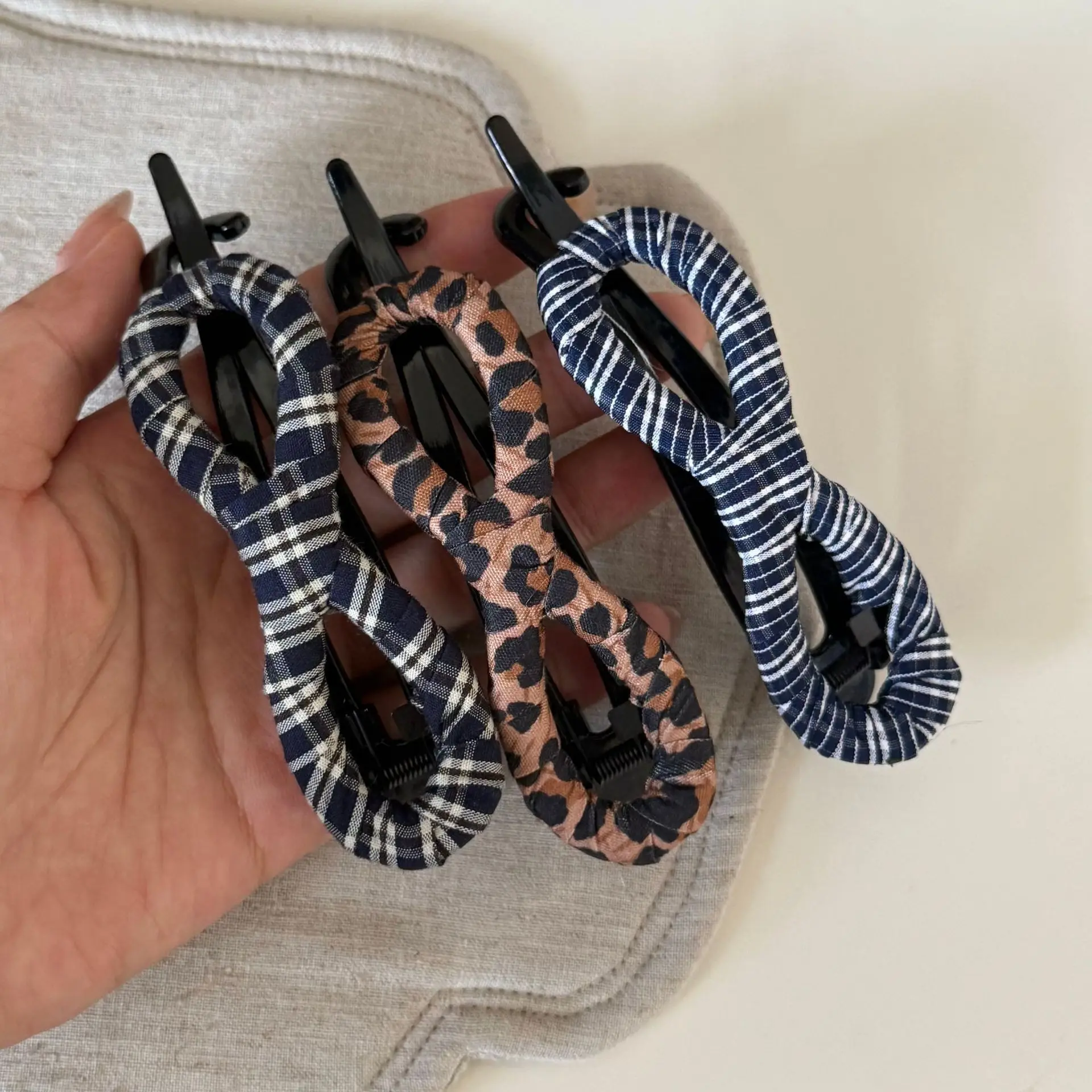 Retro Leopard Print Twisted Clip Acrylic Geometric Hollow Out Ponytail Hair Clip Women Girls Fashion Versatile Head Accessories