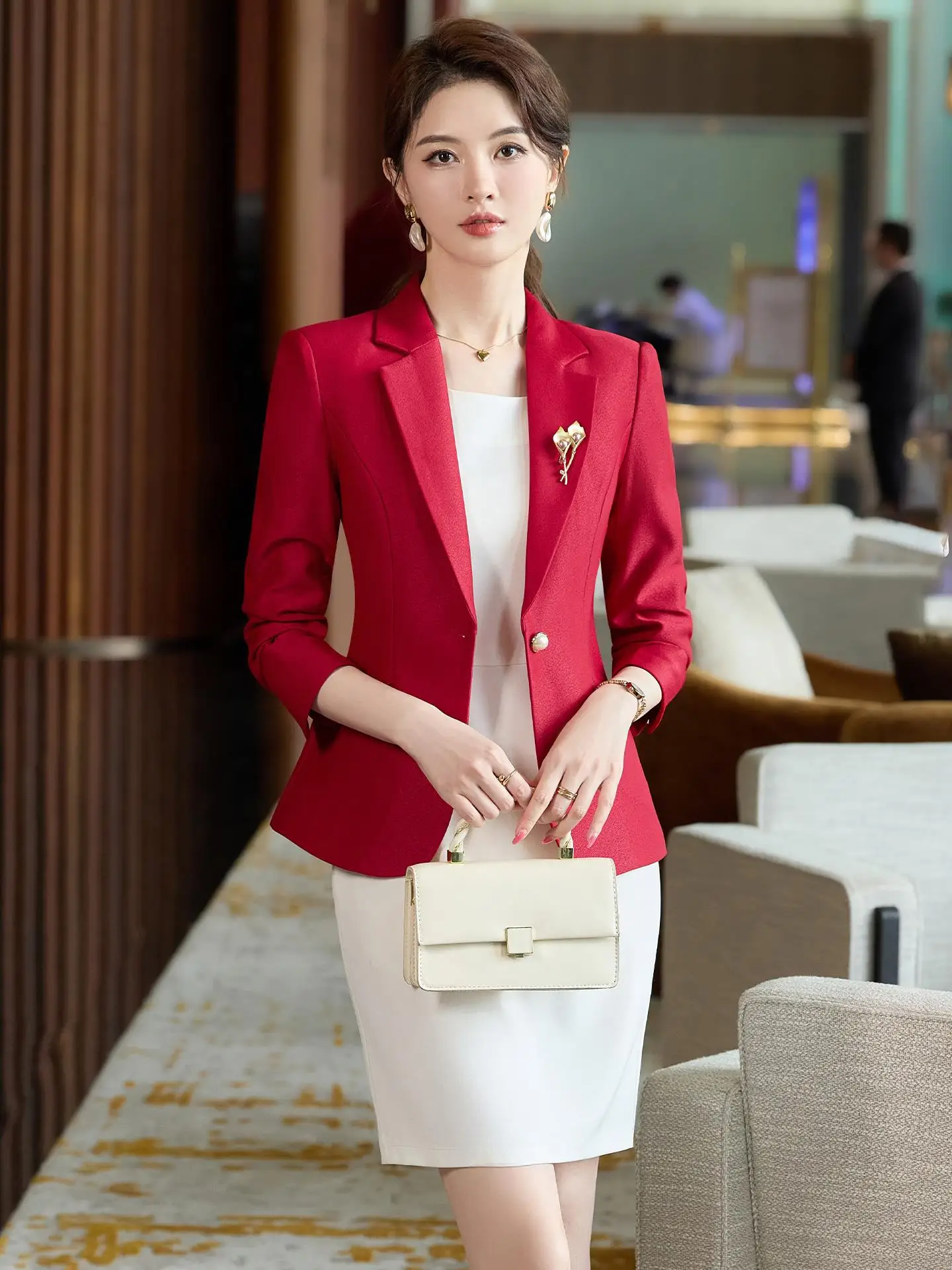 

Красный женский костюмный пиджак (малый размер) Весна-Осень 2025: Новинка, профессиональный стиль, премиум-класс, комплект с внутренней блузкой, корейский стиль