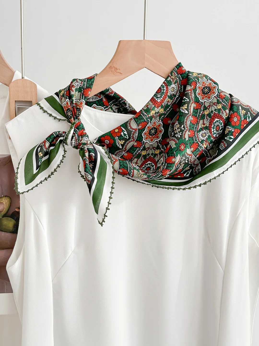 おしゃれなシルクシフォンスカーフ-レディース-春色-花柄-ダブルガーゼ-高級感-秋春-季節のアクセサリー