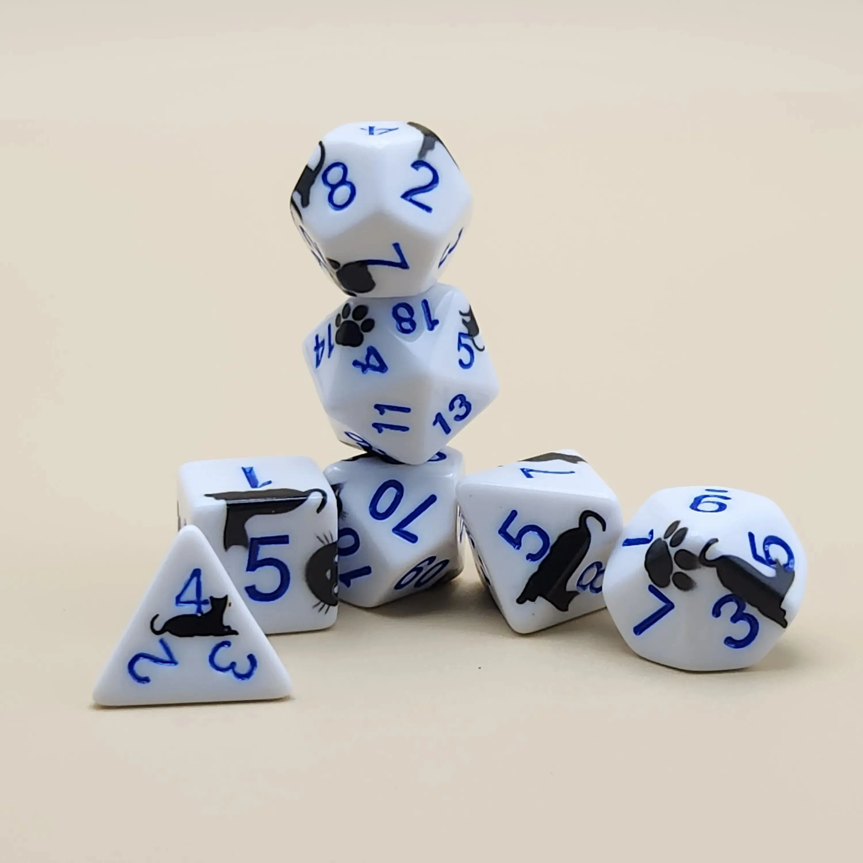 مجموعة نرد متعدد السطوح مصنوعة من الأكريليك على شكل قطة سوداء صغيرة لطيفة، مناسبة للعب الأدوار ونرد الزنزانات والتنينات D&D، وهدايا العطلات