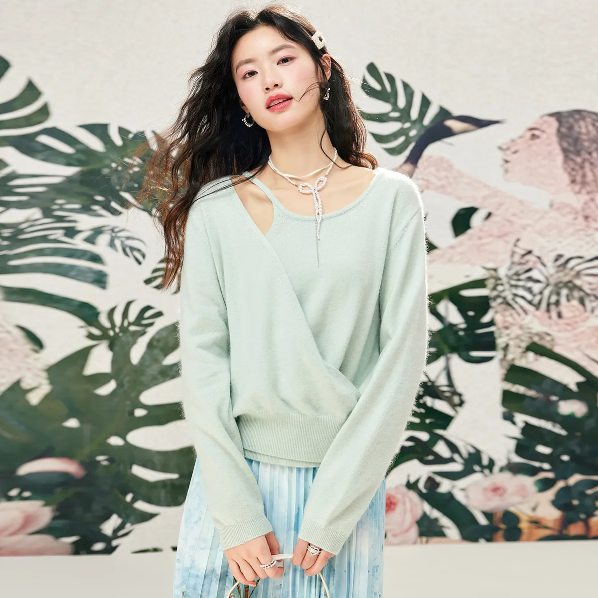 Spring and Summer French-style design irregular necked fake two-piece pullover knitted sweater for women, a slimming outfit.