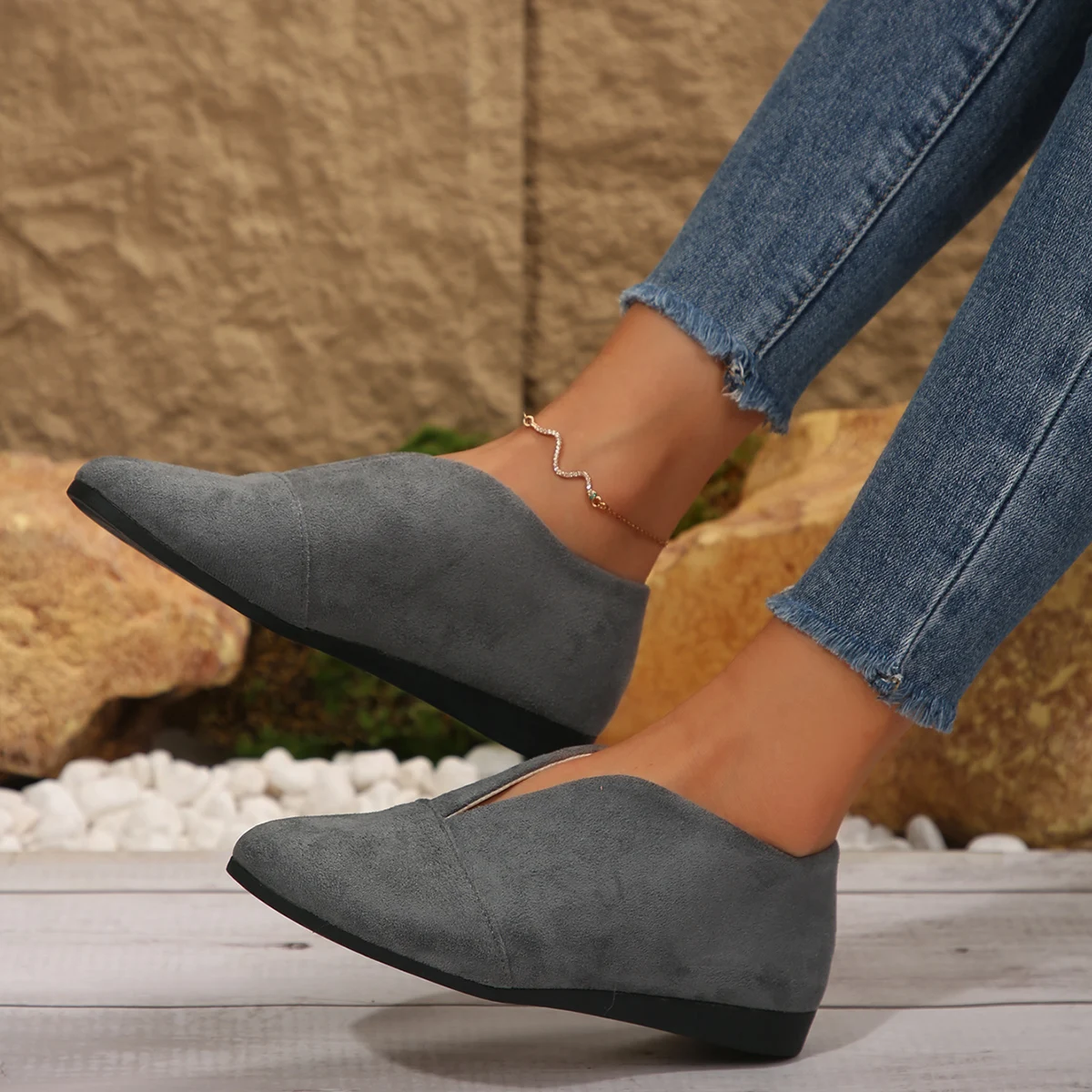 Plus-Size-Damen-Slipper aus Wildleder, V-Ausschnitt, runde Zehen, weich und bequem, lässig, für den täglichen Gebrauch, zum Spazierengehen, in verschiedenen Farben erhältlich. – Detail 16