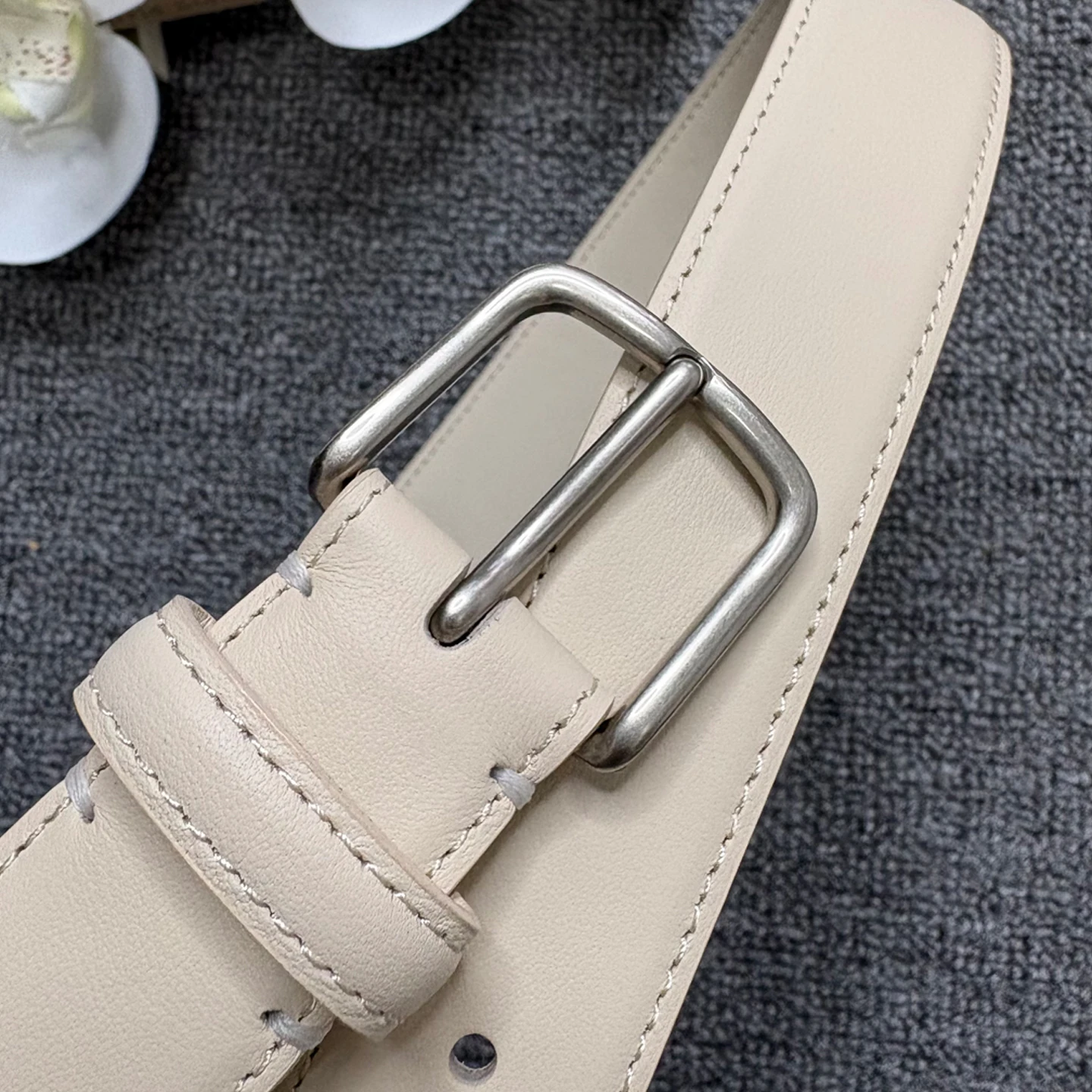ミニマリストスタイルのニードルバックルカーフレザーベルト、本革レディースカジュアルパンツベルト、シルバーバックルカーフレザーホワイトbe