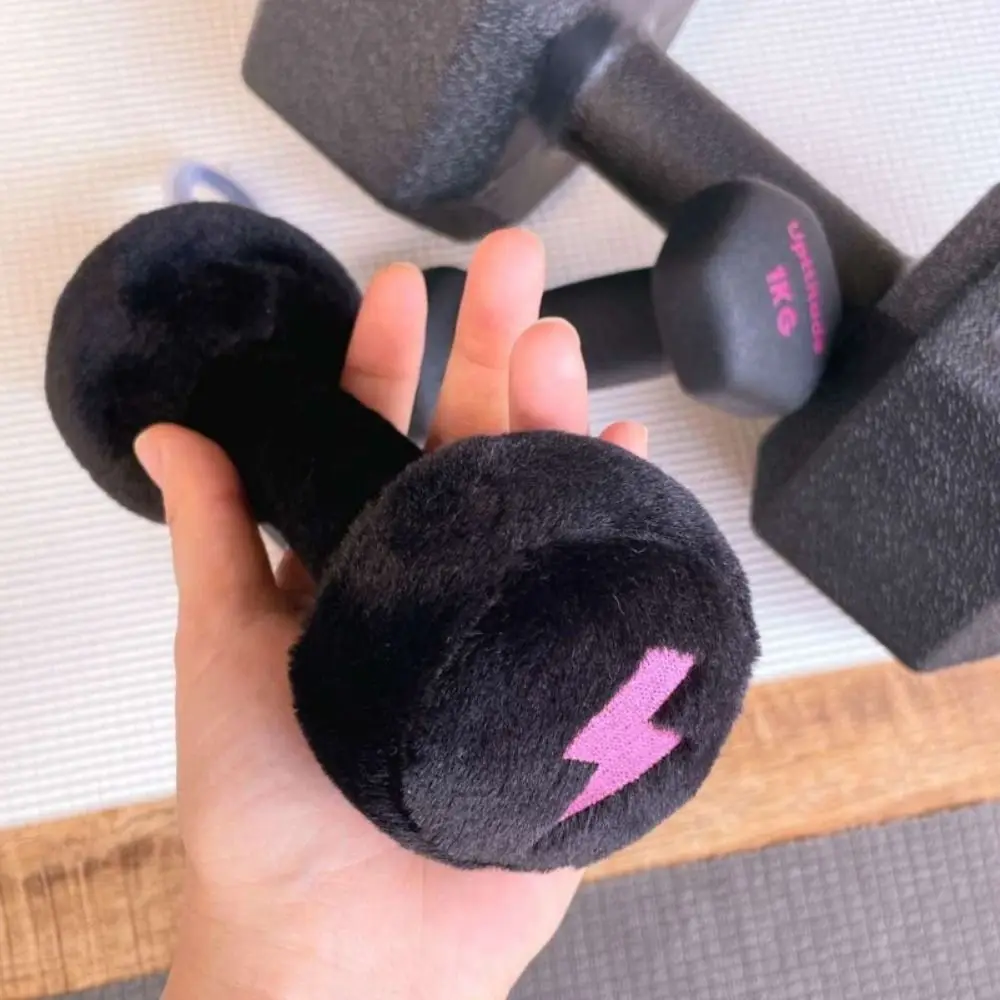 Bicep Curl Plush Dumbbel จี้ 1:1 พร้อมสายคล้องจําลอง Dumbbel พวงกุญแจตลกหัวใจ Plush Dumbbel พวงกุญแจเด็กสาวเด็ก