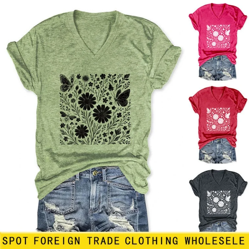 

Женская футболка с короткими рукавами и принтом на рукавах, стильным V-образным вырезом и свободным кроем верхней части тела.
