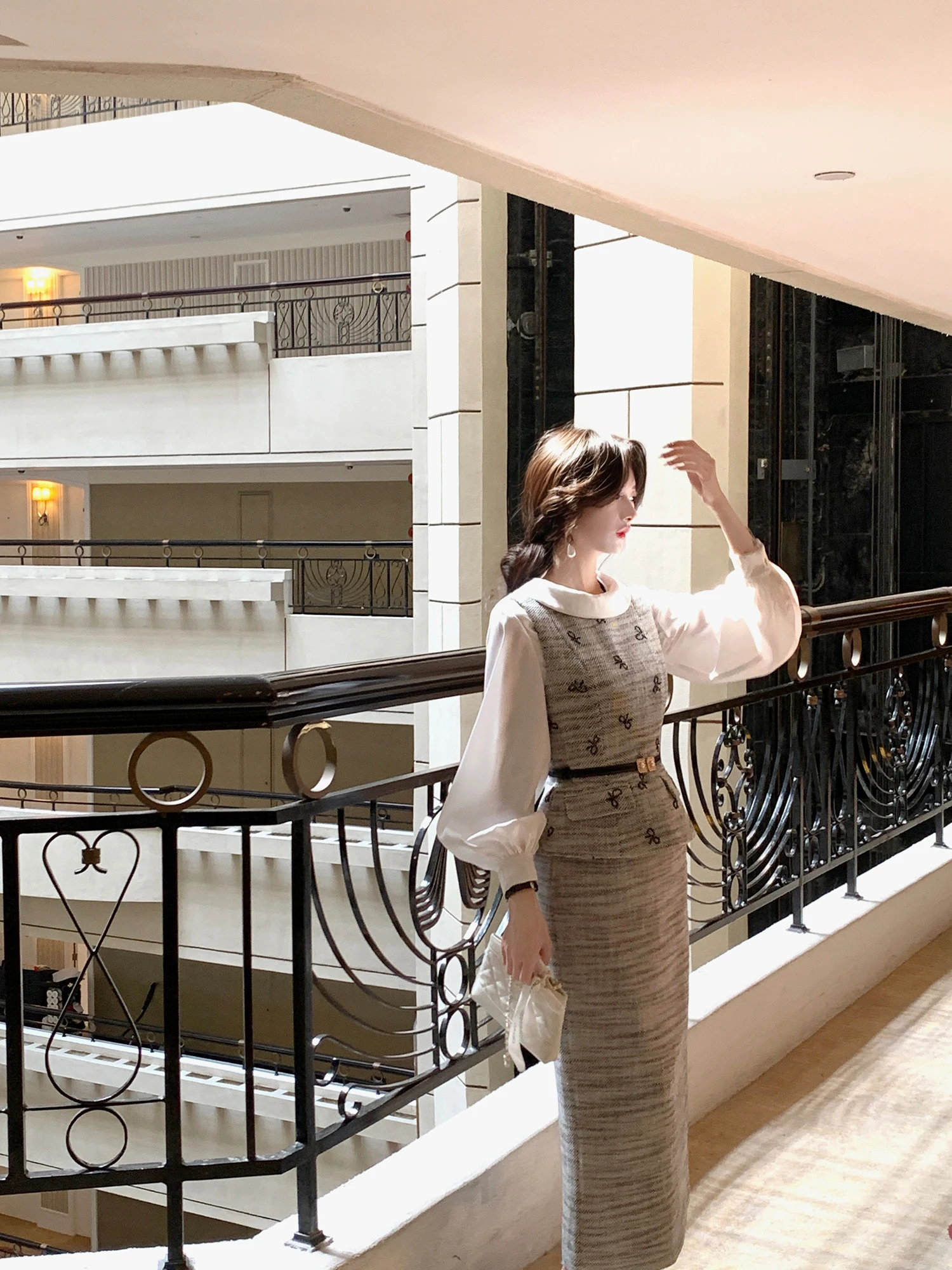 

Винтажный атласный комплект Eees: блузка и юбка с высокой талией. Модный женский весенний наряд. Элегантный комплект из двух предметов.