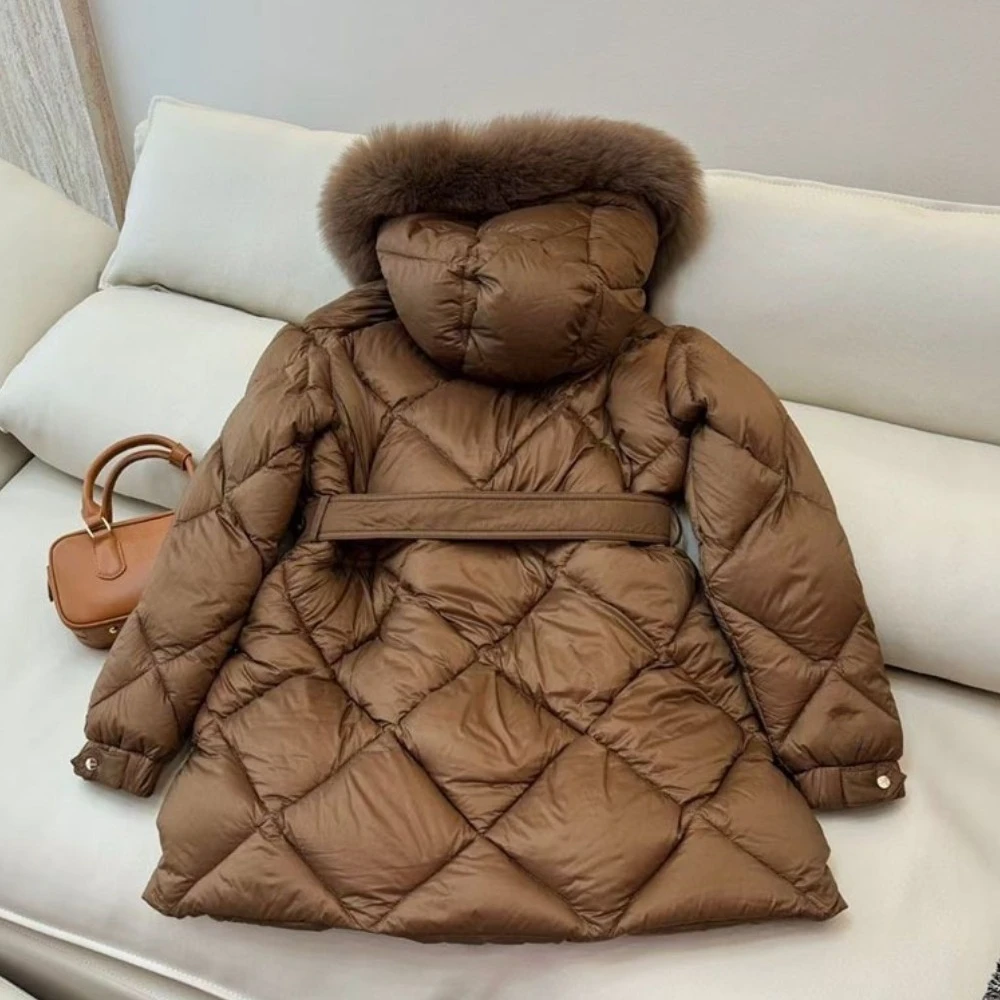 ريال فوكس الفراء أسفل سترة فاخرة النساء 2025 الخريف الشتاء جديد طوق الأبيض بطة أسفل معطف موضة الاتجاه مقنعين حزام معطف المرأة