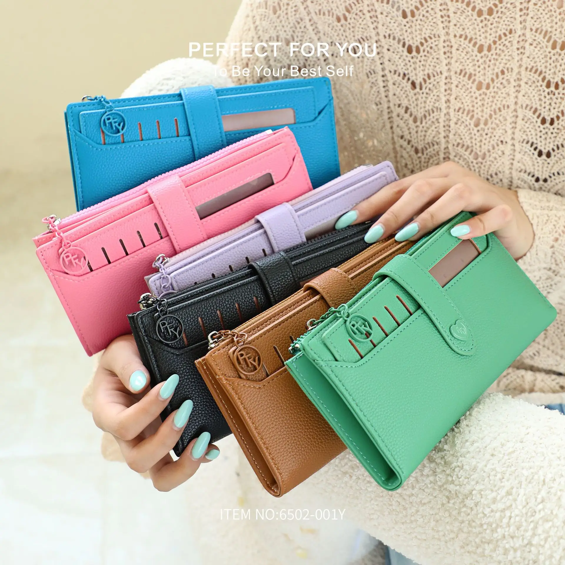 

Это нишевый длинный женский кошелек большой вместимости, несколько слотов и легкой пряжкой.