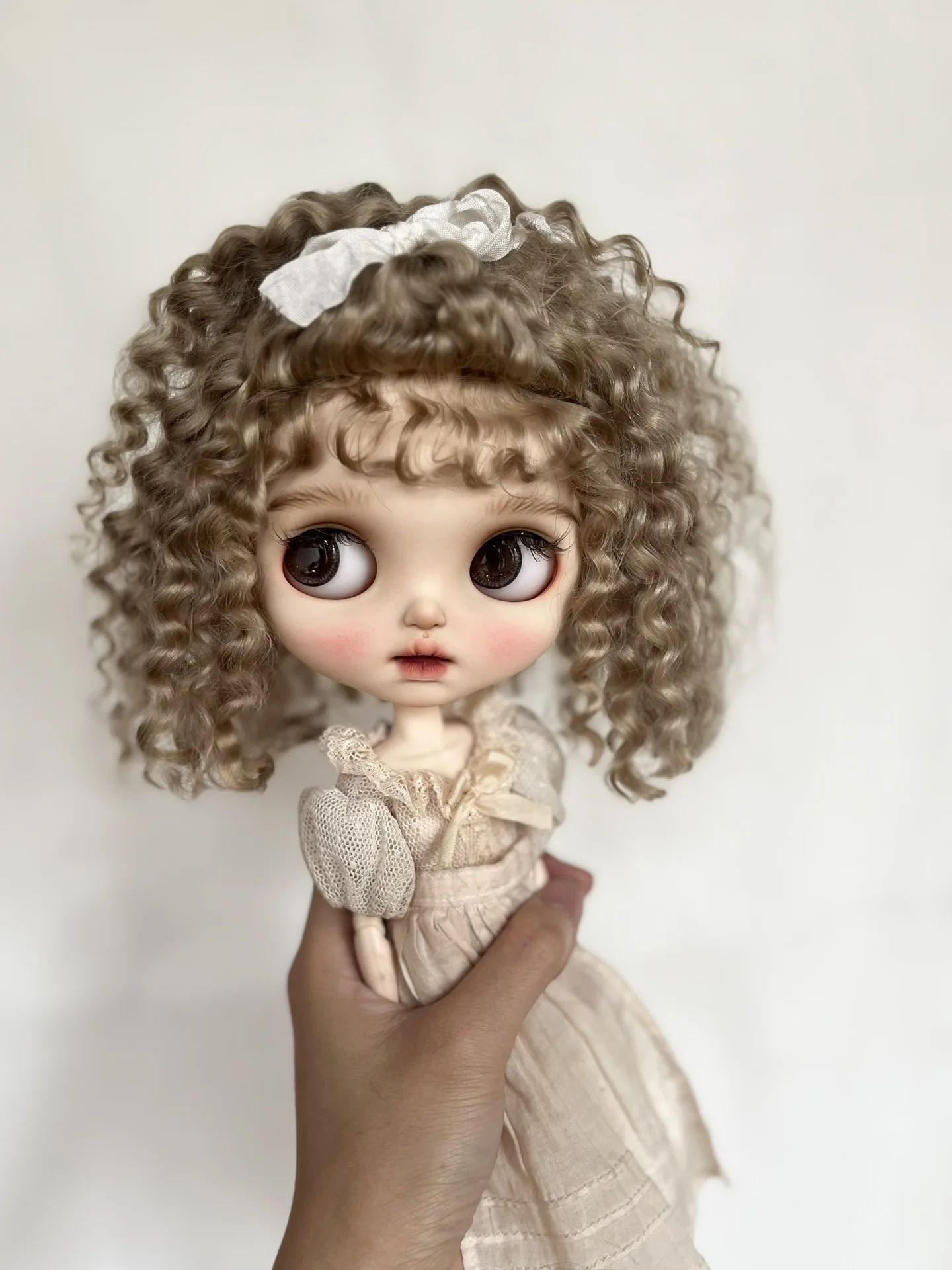 

Dula Doll Wigs for Blythe Qbaby natural Mohair Small curls Encrypted hair seams 9-10 inch head circumstance