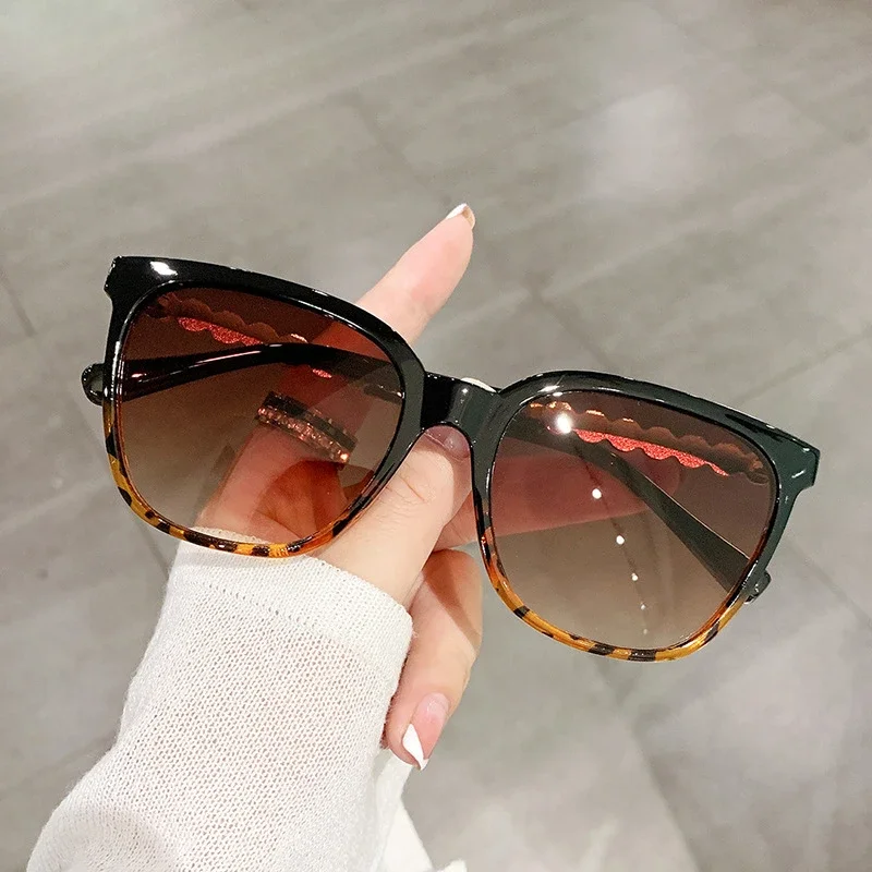 

Square Retro Sunglasses Pearl Chain Decoration Metal/Pearl Glasses Legs Women's Sunglasses UV400 Sunshade and Sunscreen Glasses