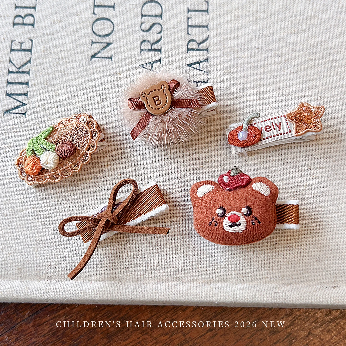 5-teiliges Set mit niedlichen Haarspangen mit Cartoon-Tiermotiven für Mädchen, Vintage-Stoffschleifen-Haarspangen, handgefertigte Kinder-Haarnadeln, Winter 2026 – Detail 5