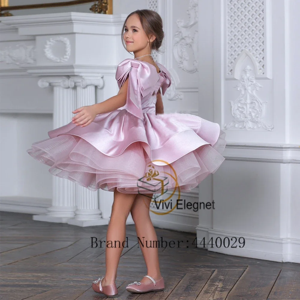 Bonito colher uma linha vestidos da menina de flor com arco na altura do joelho em camadas cetim na altura do joelho vestidos de festa de casamento com zíper volta ggds98005