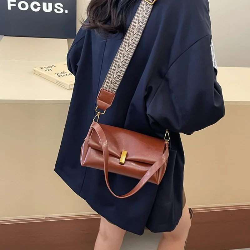 

Ladies Hand Bags Made Of Fine Leather Featuring Classic Paris Style And Casual Vintage Chic Look​