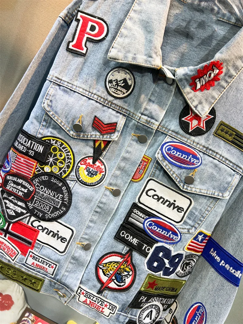 Frühling und Herbst Neue Herren-Jeansjacken mit Stickerei Y2K Trendige und Stilvolle Slim-Fit-Jeansjacke mit Abzeichen – Detail 17