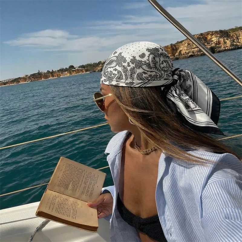 

Роскошный атласный шелковый квадратный платок с принтом для женщин, шаль, хиджаб, шейный платок, женская лента для волос, повязка на голову, модный головной убор, бандана, новинка 2026 года