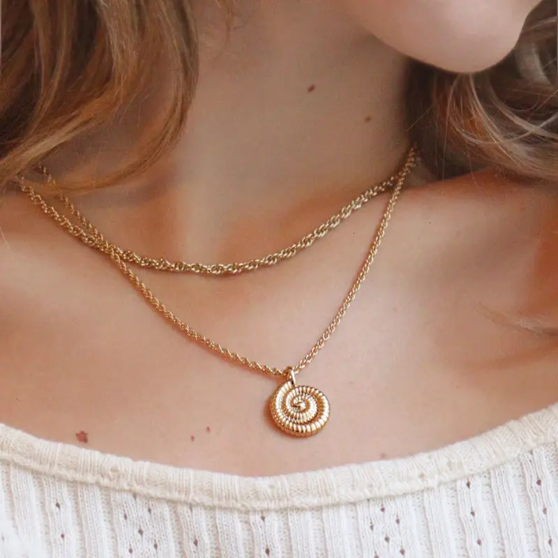colar-de-torcao-de-concha-redonda-pingente-clavicula-corrente-feminino-dourado-medieval-luxo-nicho-outono-e-inverno-design-sentido-e-avancado