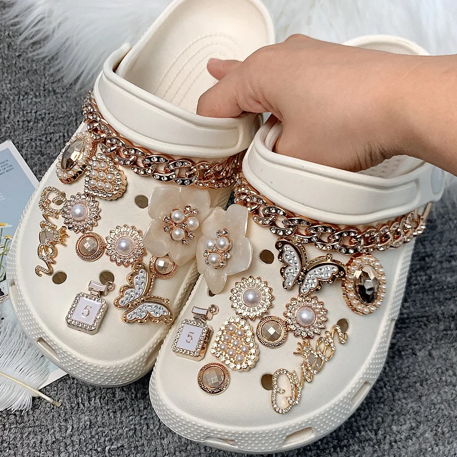 Popular in Europe and America, 20/22-Piece Clog Shoe Accessories, Crown Letter Tags, Small Chanel-Style Sets, and Other Suitable Clog Shoe Decoration Accessories, Which Can Be Used as Gifts