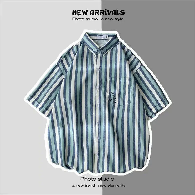 2023 Verão Nova Moda Turn-down Collar Camisa de Manga Curta Homem High Street Vertical Stripe Único Breasted Personalidade Tops