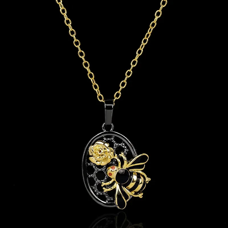 Creative Necklace for Women Vintage Hollow Bee Necklace Black Gold Two Tone Jewelry Italian Jewelry Women Sweater Chain