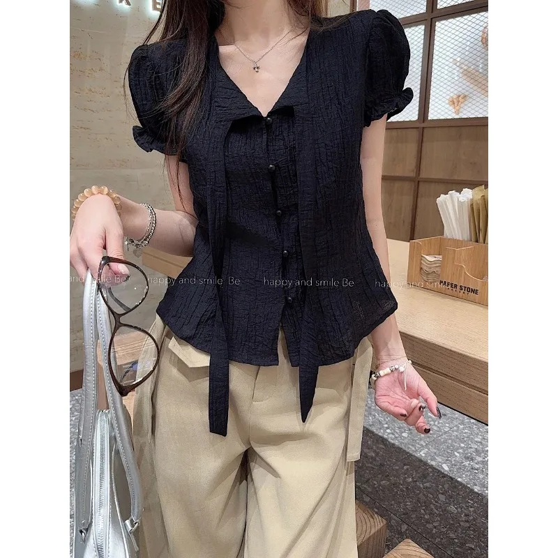 Schwarze Kurzarmbluse für Damen, gerüschter Kragen, Schnürung vorne, Knopfleiste, schmale Passform, lässiges Sommeroberteil