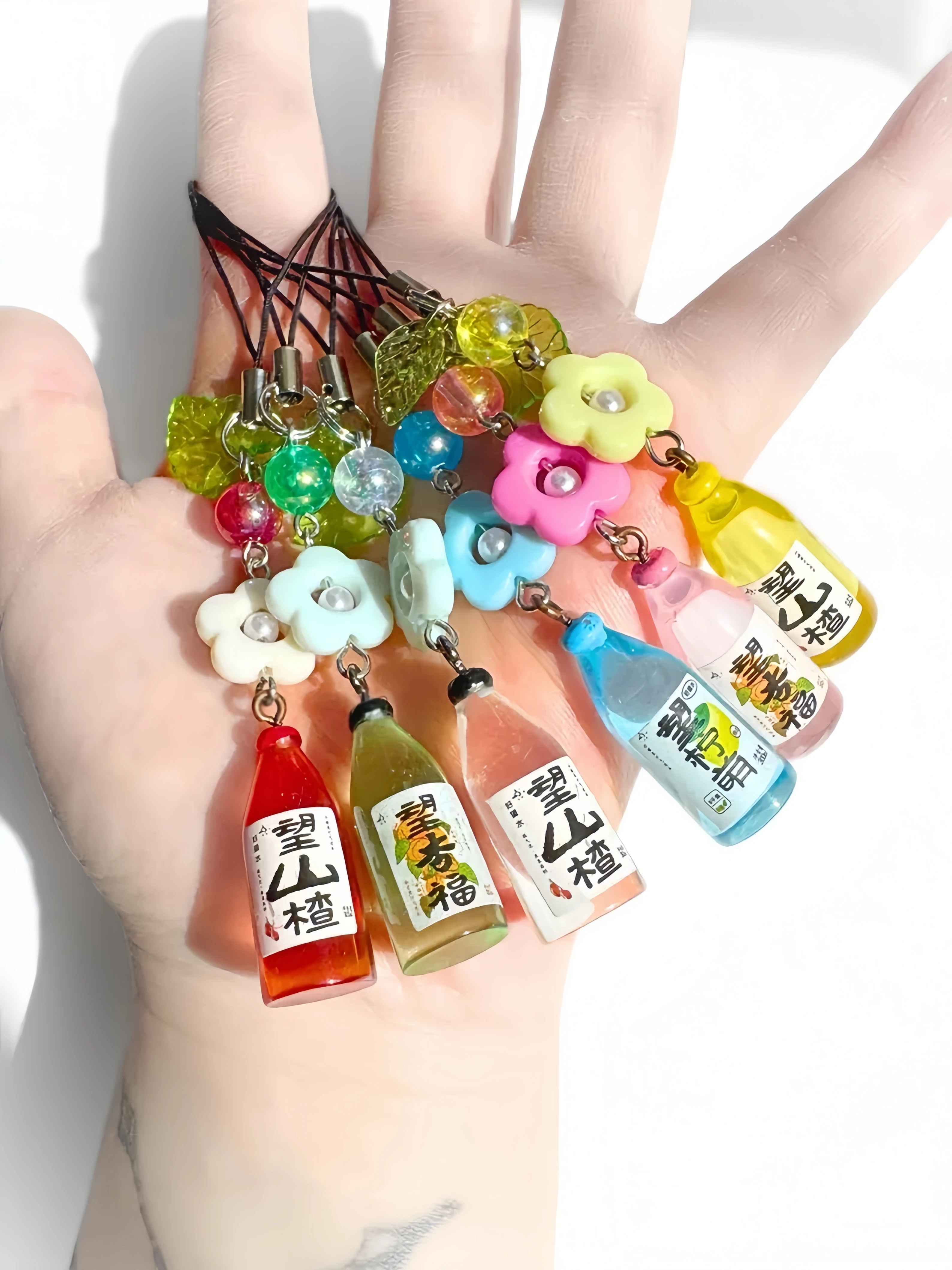 Abalorio para teléfono con botella de saquê japonesa con cuentas hecho a mano, llavero Kawaii Ramune Soda, lindo accesorio para bebidas, dije para bolso estético,