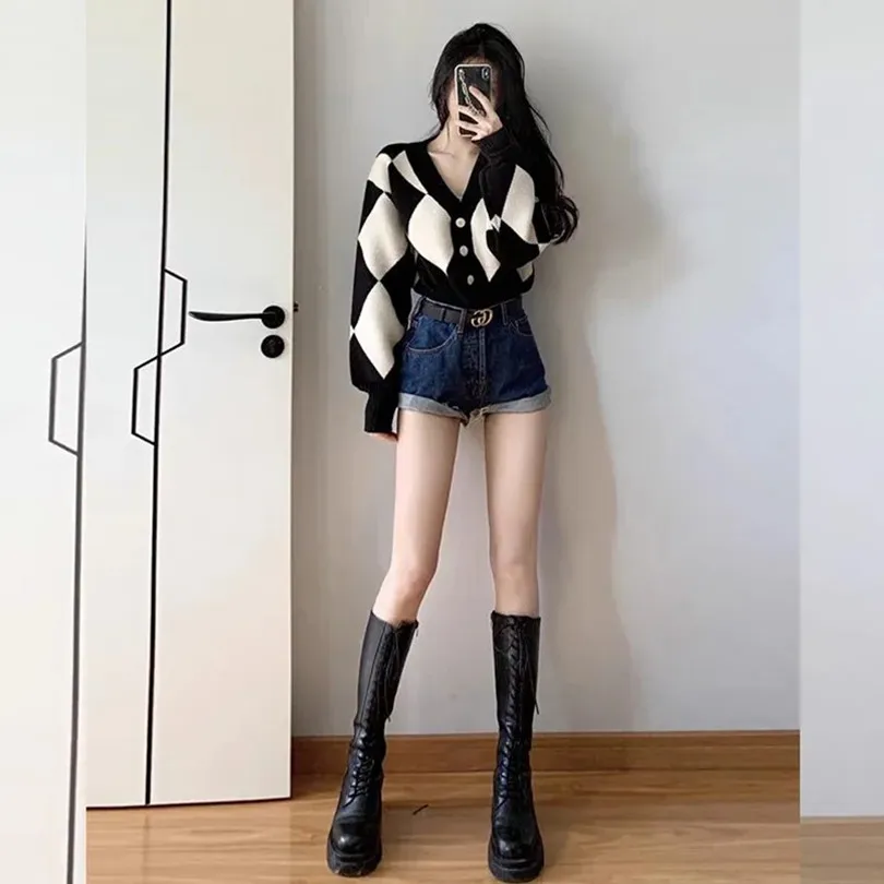 Autumn Gentle Style Wear Women's 2023 New Temperament Plaid Pattern Sweater Cardigan Denim Shorts Two Piece Set