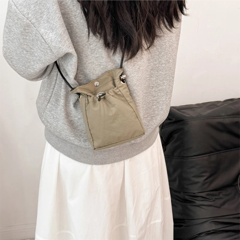 Повседневная и универсальная нейлоновая мини-сумка через плечо Легкий дорожный рюкзак Минималистичная модная сумка для смены и наушников