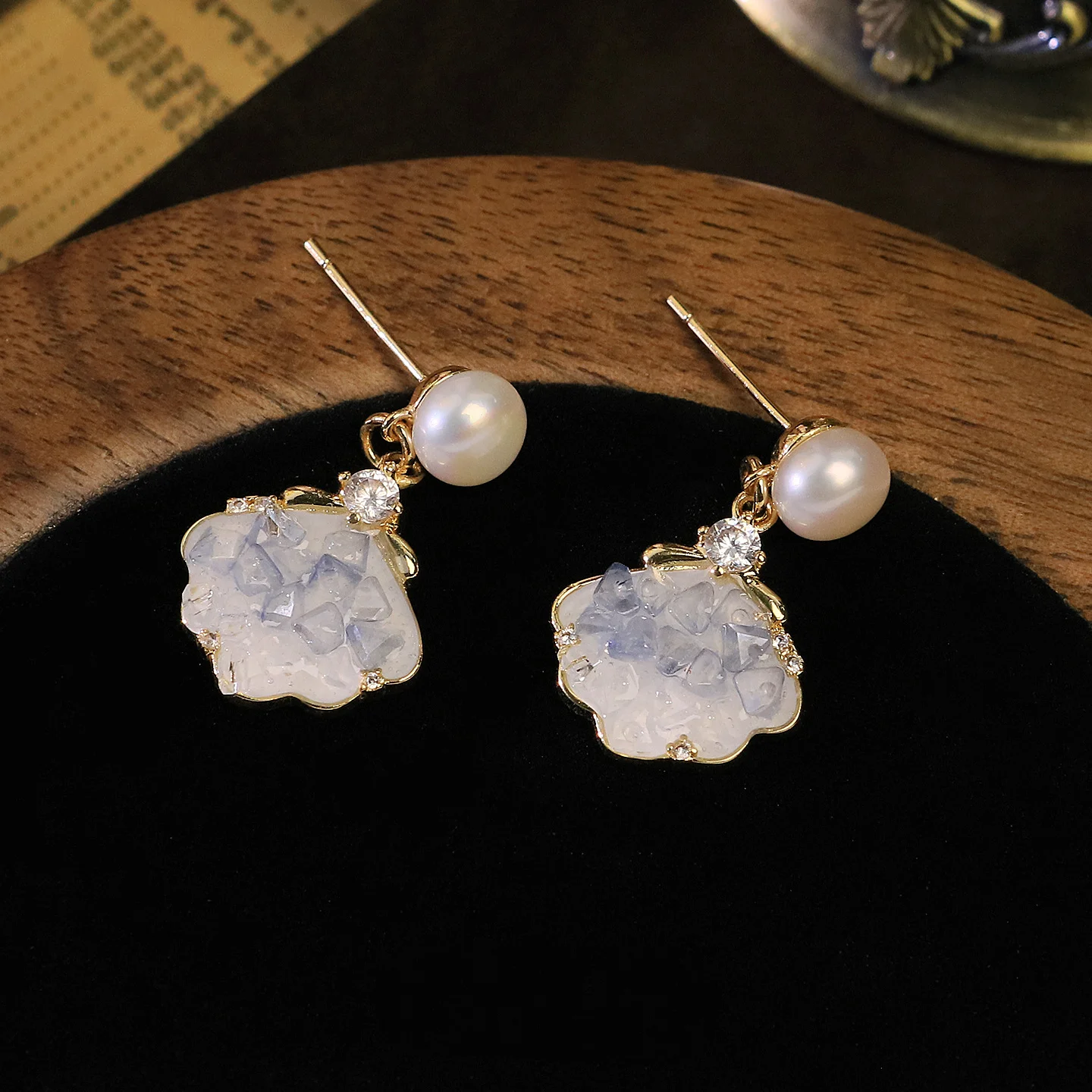 Luxury Crystal Pearl Maple Leaf Stud Earrings For Women High Sense Ear Jewelry Elegant Dangle Ear Ornaments Party Accessories