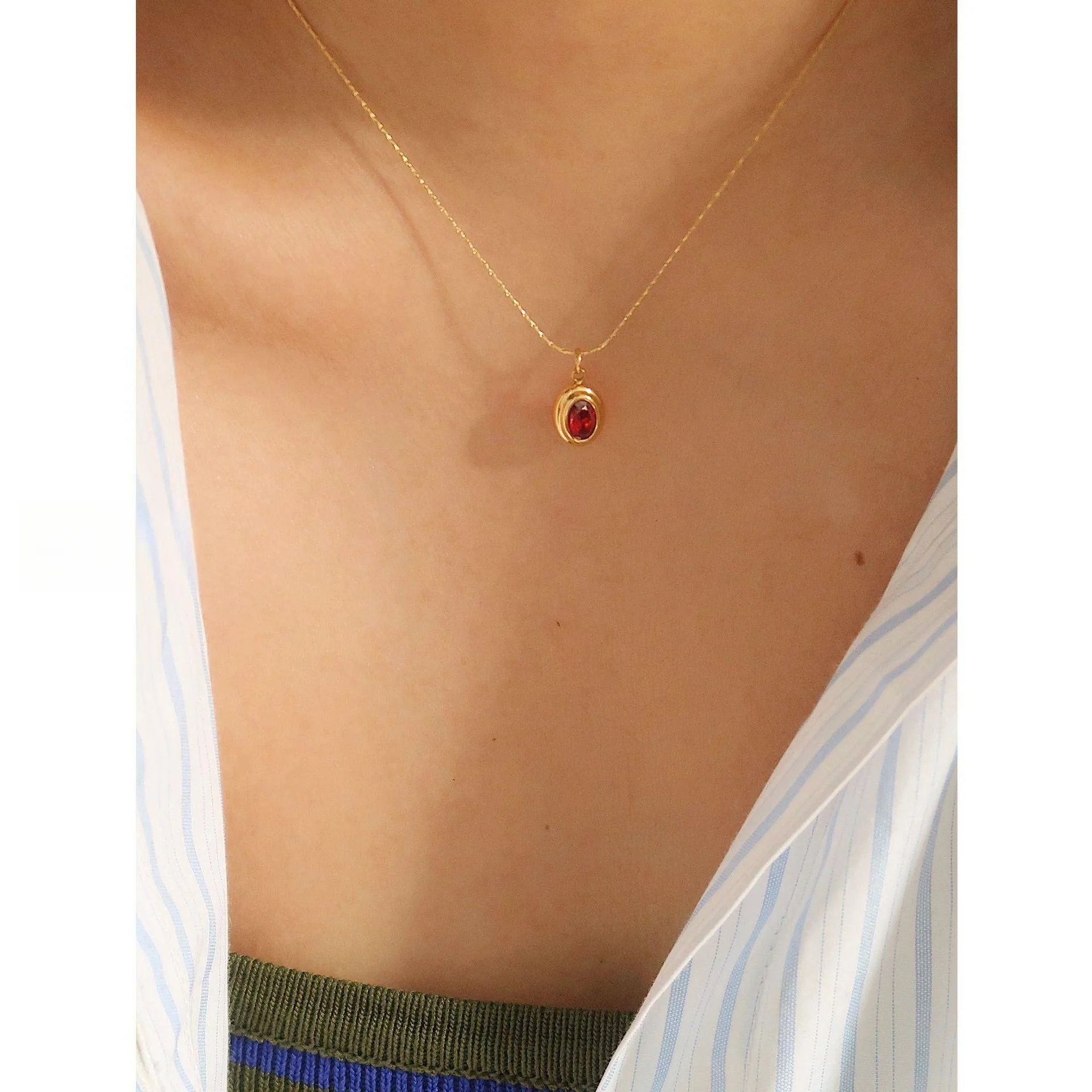 Zircon Necklace Oval Pendant Retro High-grade Sense of Antique Titanium Steel Gold-plated Clavicle Chain