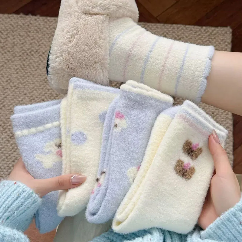 Dreamlikelin1 Paar/5 Paar blaue warme Cartoon-Damensocken, niedliche Herbst-Winter-Plüschboden-Schlafsocken, mittlere Röhrensocken