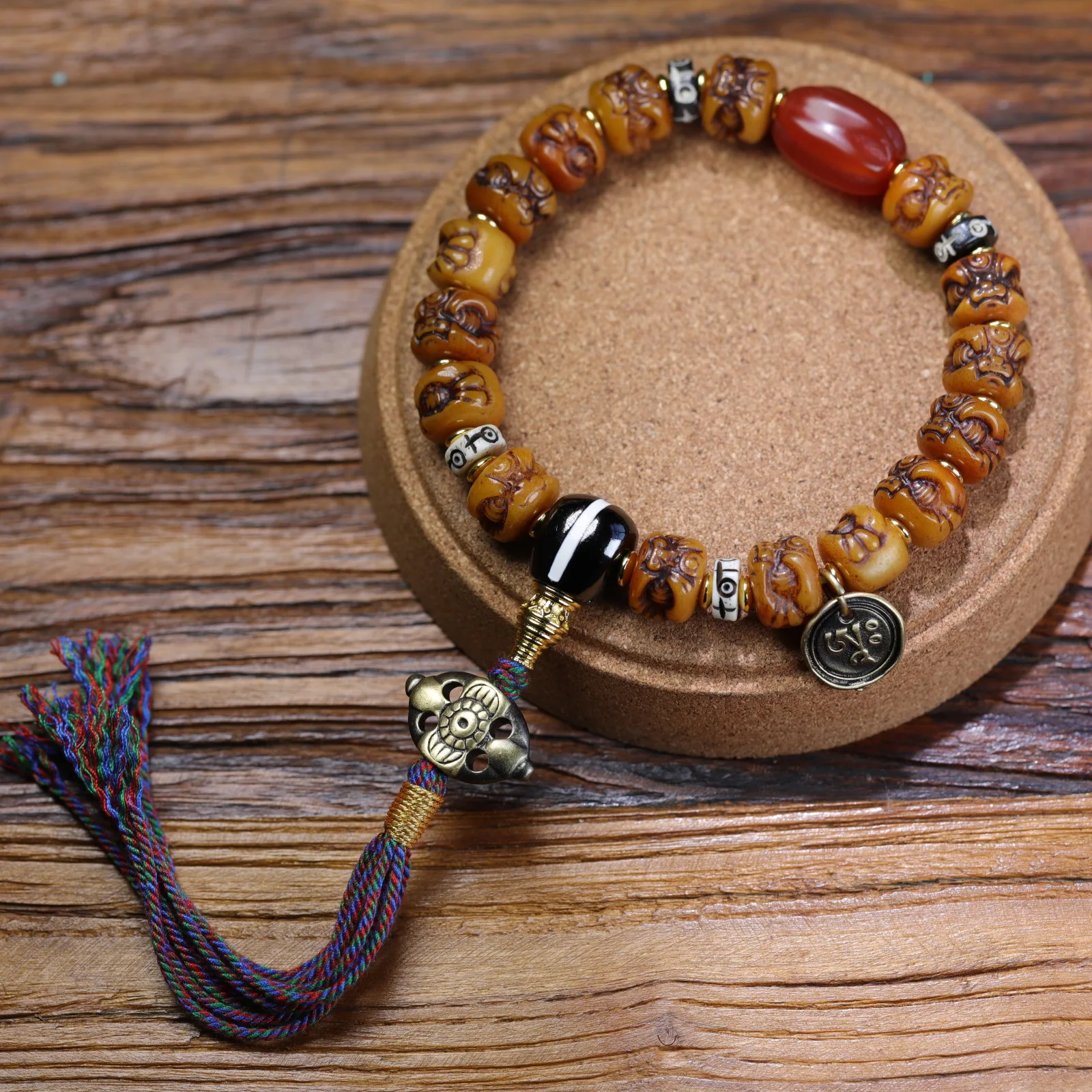 Tibetan reflux bone carving waking up the lion and rays of the beast Wenchuan strings Nanhong antler bracelets for men and women