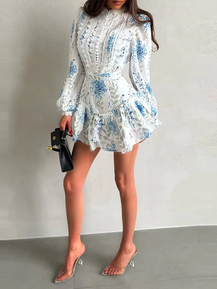 Bedrucktes Spitzenkleid mit Rüschen, Kurzkleid für Damen, Street-Style, Stehkragen, Laternenärmel, Schnürung an der Taille, unregelmäßiger Saum – Detail 7