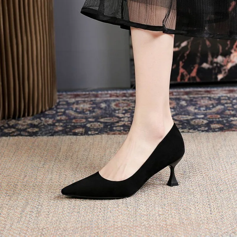 キャリアワークシューズ 2025 春と秋の新作フレンチハイヒール気質すべて一致ミディアムヒール尖った頭の女性の靴