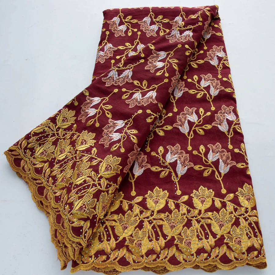 Luxuriöser burgunderroter afrikanischer Schweizer Voile-Baumwollstoff mit goldener Blumenstickerei, Strasssteinen und gewelltem Rand für Abendkleider
