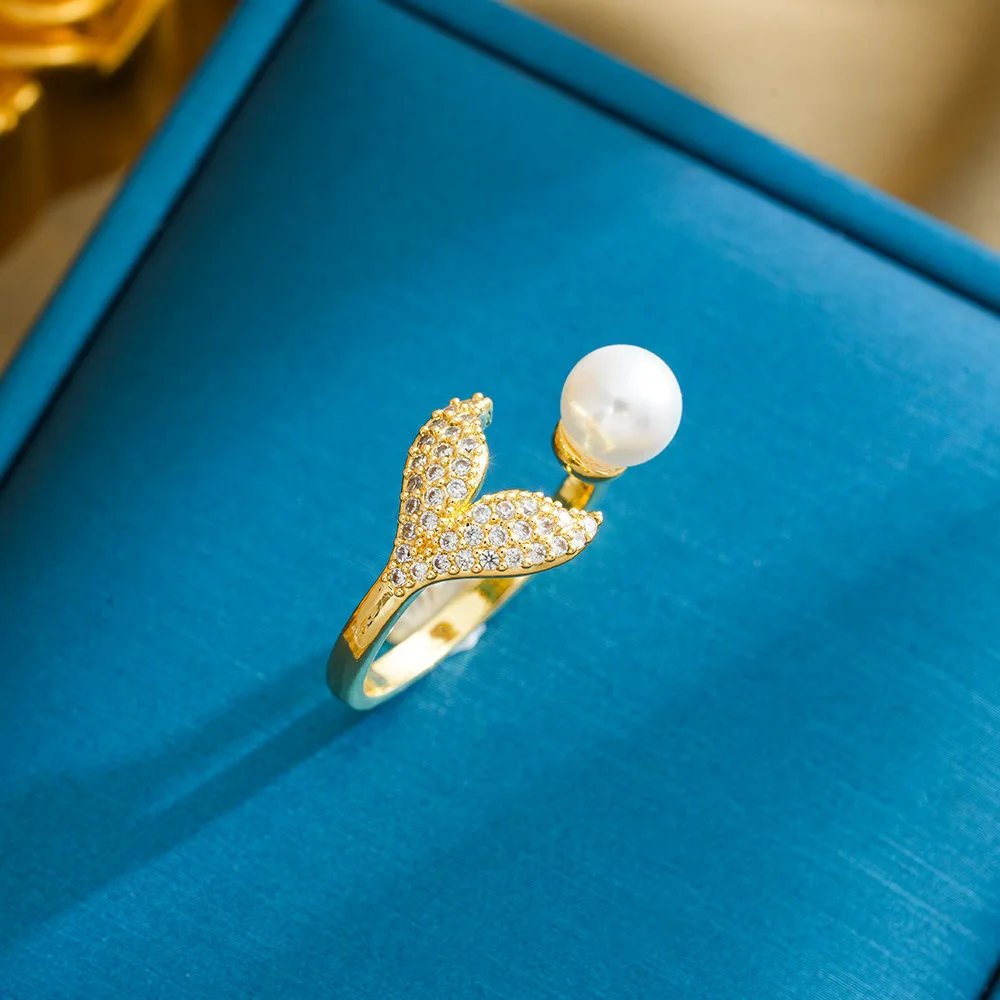 يحدد خاتم الزهرة ذو الأربع أوراق ذات القشرة الحلوة والجميلة على سحرًا أنيقًا أنيقًا وجديدًا.