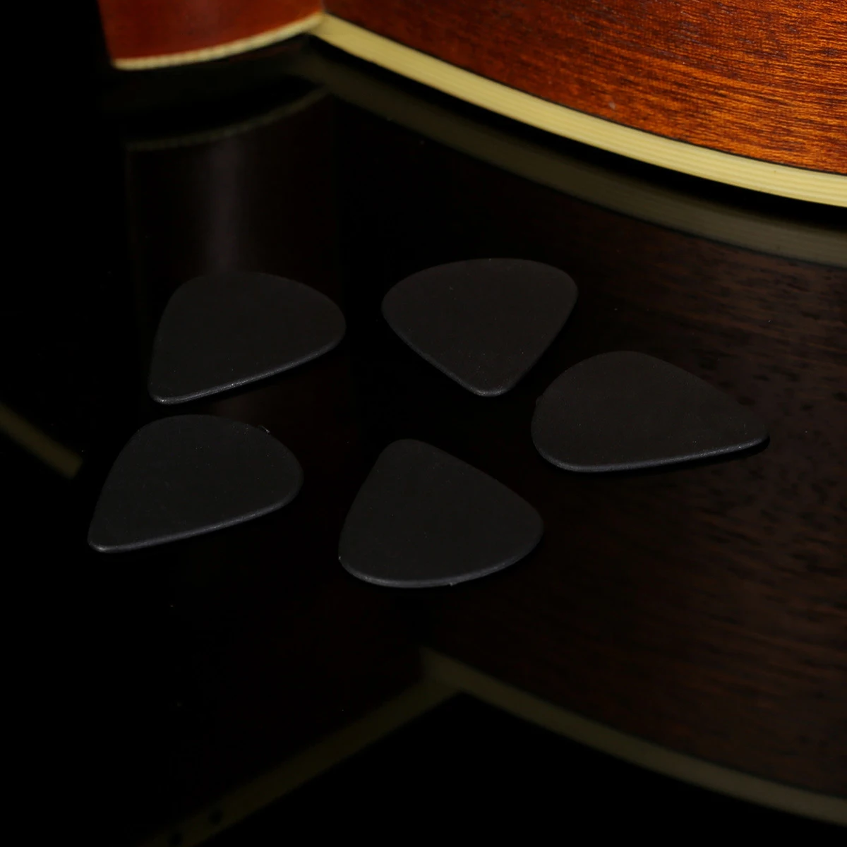 Lots of 100pcs Black White Gauge 0.5/0.6/0.7/0.8/0.9/1.2/1.5mm Delrin Guitar Bass Picks Plectrums Electric Guitars Random Color