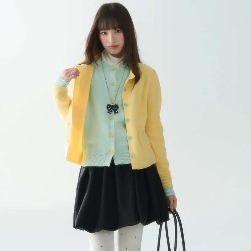 

Осенний милый топ из двух предметов с вышивкой для девочек, мягкий и клейкий повседневный универсальный вязаный свитер с контрастными пуговицами