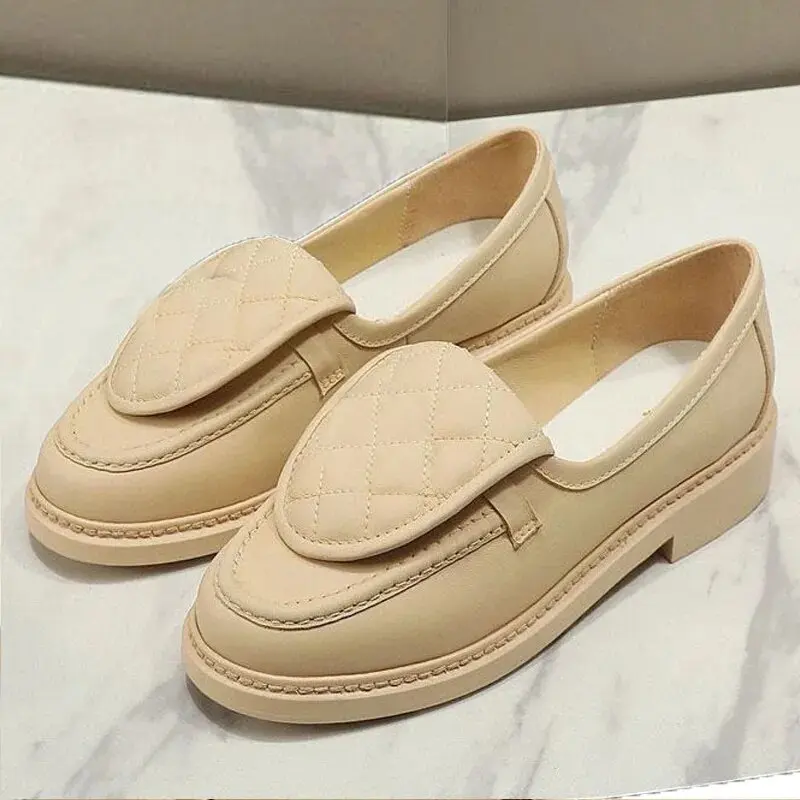 Sepatu Wanita Desainer Sepatu Kulit Kecil Gesper Logam Sepatu Ramping Hak Datar