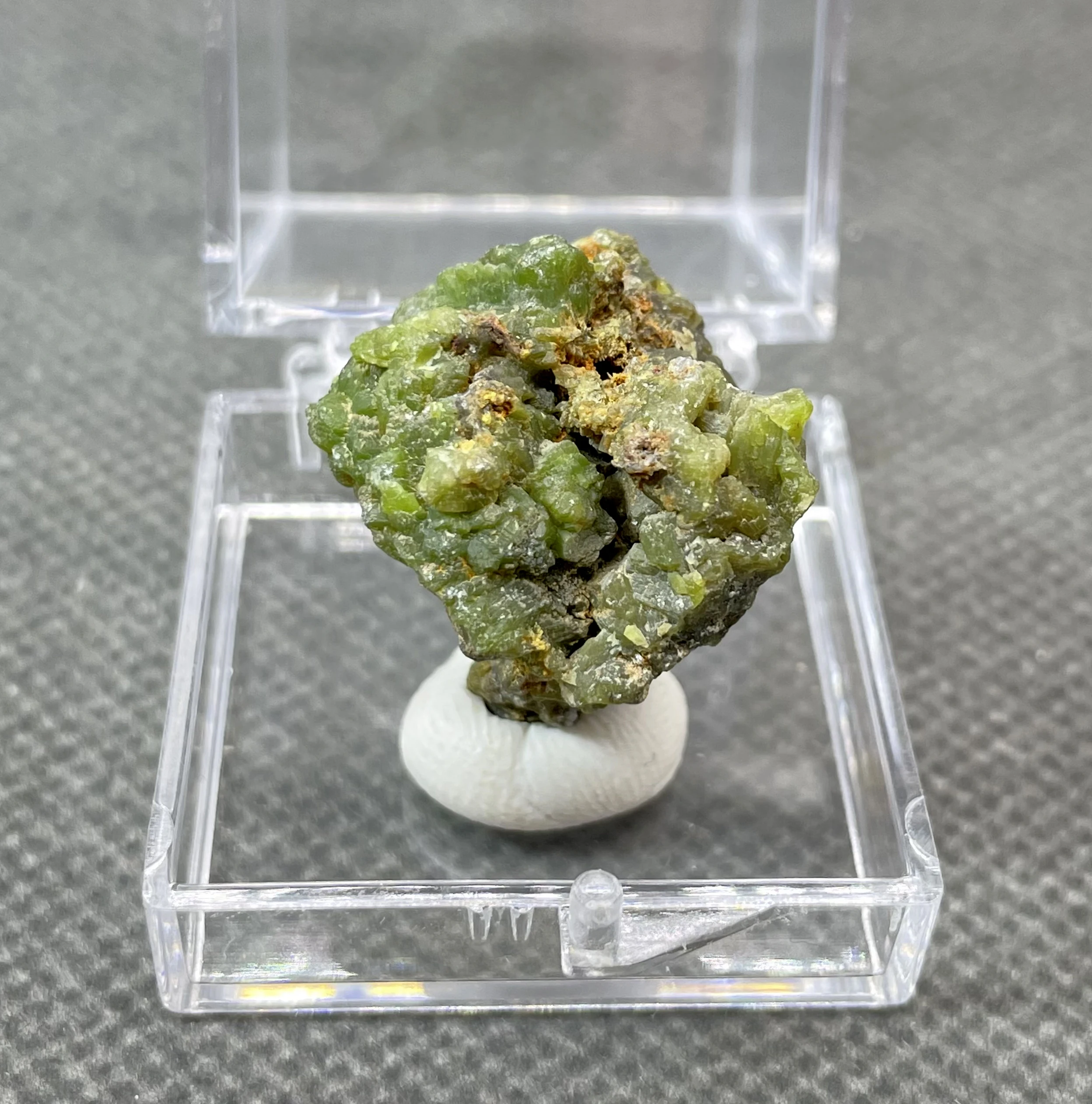 NEW! 100% Natural  water Pyromorphite mineral specimen stones and crystals collection gemstones quartz (box size 3.4 cm)