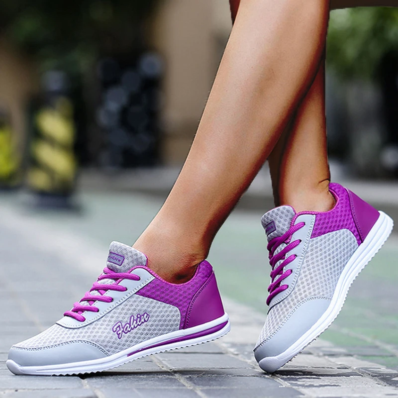 Zapatillas de deporte transpirables para mujer, zapatos suaves de Color sólido a la moda, con cordones de tela de malla, novedad de 2024