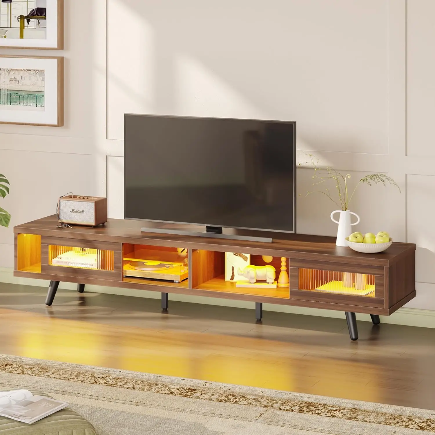 

Тумба под телевизор в стиле Mid-Century Modern для телевизора 75 дюймов, LED-центр развлечений с местом для хранения и раздвижными дверцами, низкопрофильная тумба для ТВ.