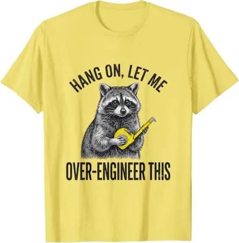 Warte, lass mich das schmeichelnde T-Shirt mit lustigem Waschbär-Motiv für Techniker im Y2K-Stil gestalten – Süßes, personalisiertes Herren-T-Shirt für den Arbeitsalltag mit sarkastischem Spruch – Detail 10