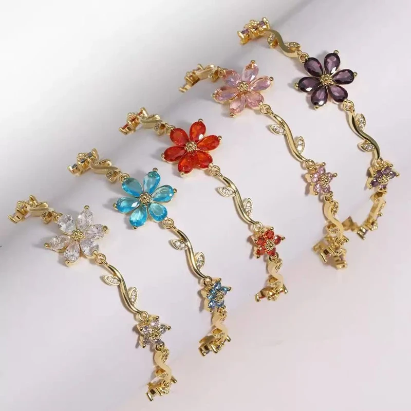 Luxuriöser, mit Strasssteinen besetzter Armreif für Damen, mehrfarbiges Armband mit fünfblättriger Blume und Blatt, kreativer, vielseitiger Schmuck für den Alltag und Partys.