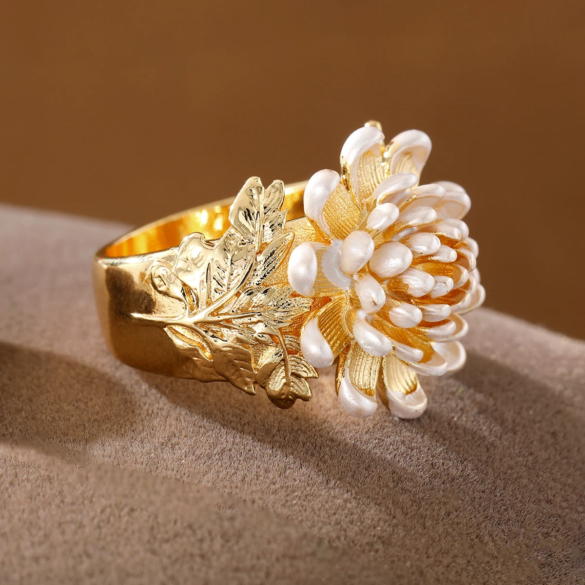Elegant Relief Double-Color Three-Dimensional Chrysanthemum Copper Jewelry for Ladies, Suitable for Banquets and Parties.