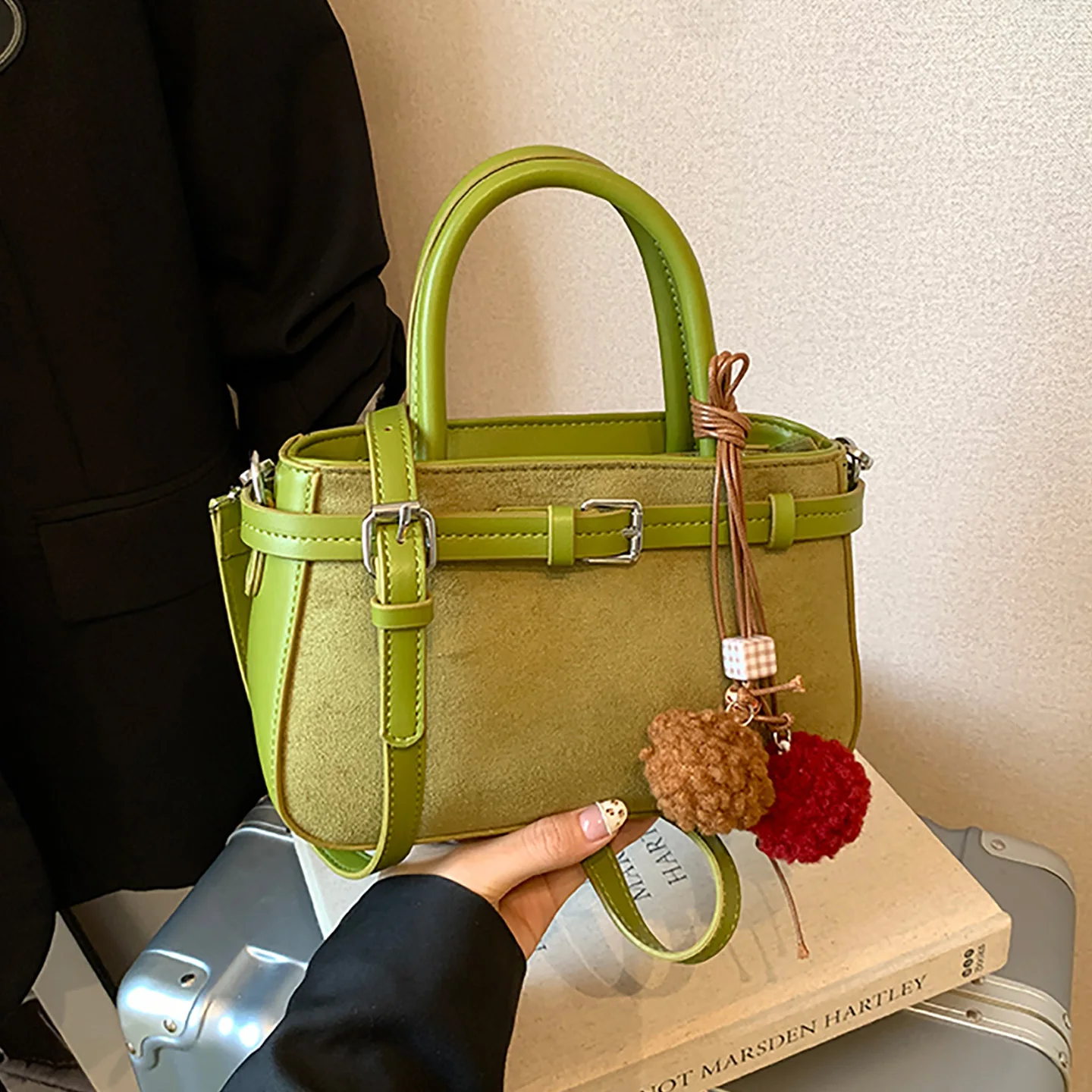 

Модная женская сумка в стиле ретро из искусственной замши, сумка на одно плечо, корейская текстура, сумки через плечо из нубука с подвеской