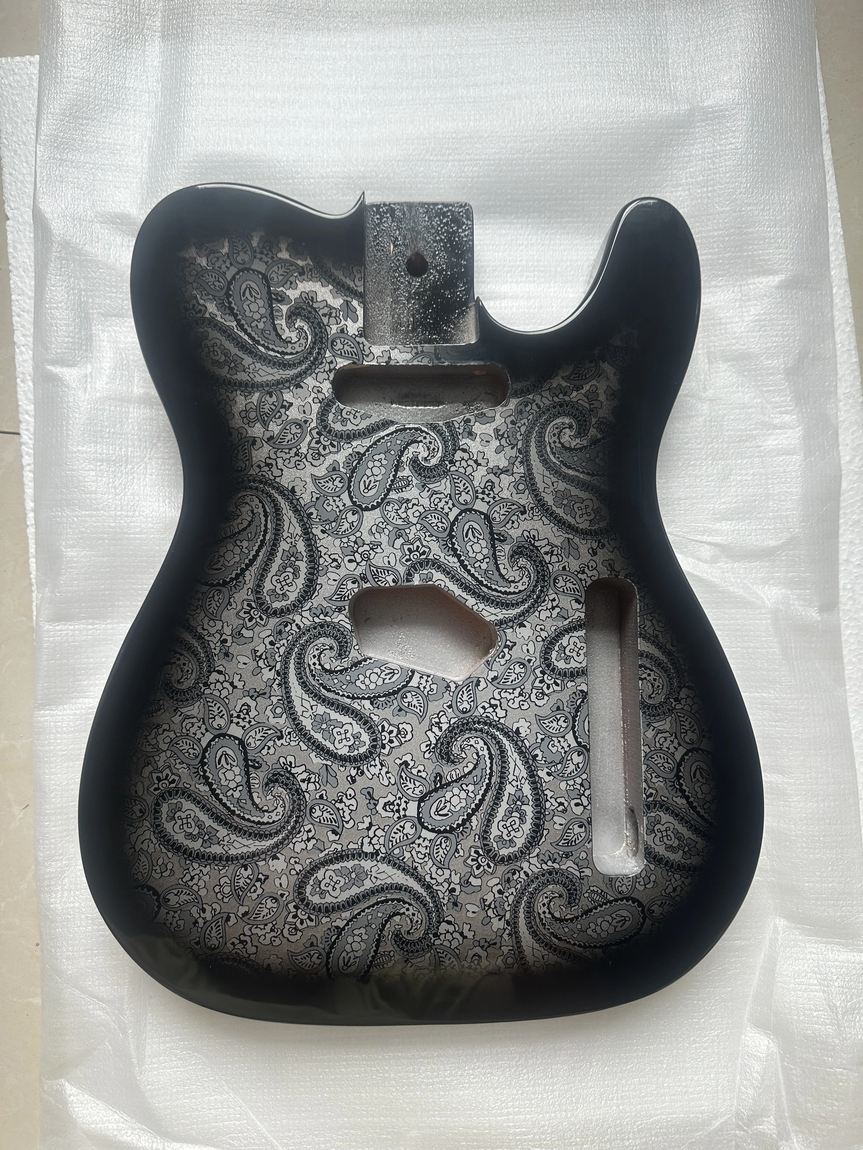 Corpo de guitarra elétrica de madeira de mogno com acabamento, lindo estilo de padrão ameba pôr do sol preto brilhante, parte de barril, acabamento suave