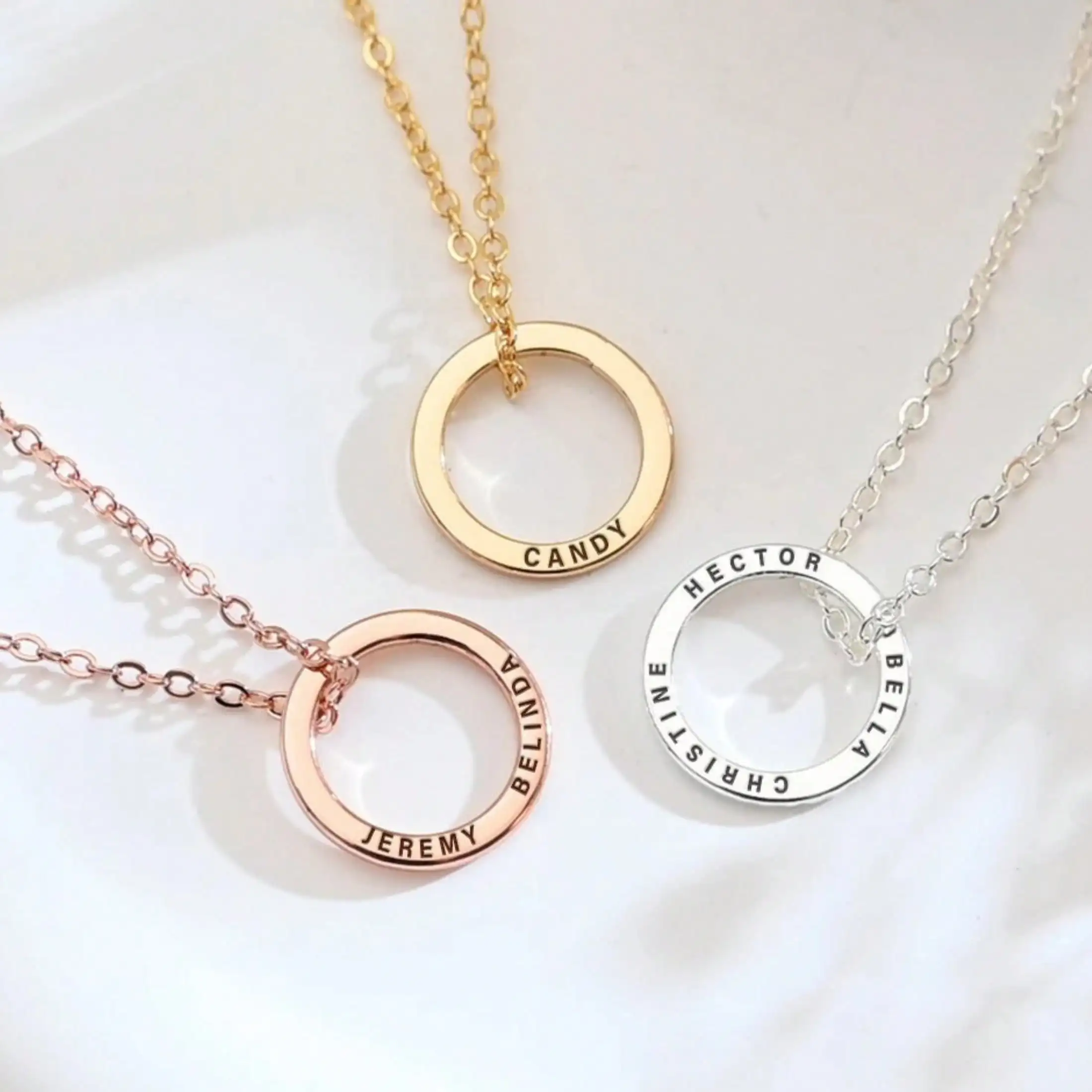 Naszyjnik z okrągłą zawieszką z grawerem imion, 25 mm, personalizowany prezent z imionami rodziny lub par na Walentynki